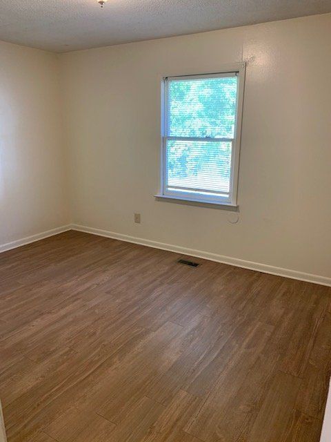 Building Photo - 301 Shiloh Dr