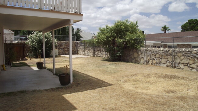 Building Photo - Northeast El Paso 3 Bed Refrig A/C by Fran...