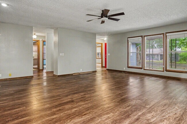 Building Photo - West Gate Area Home | Home | Unfurnished