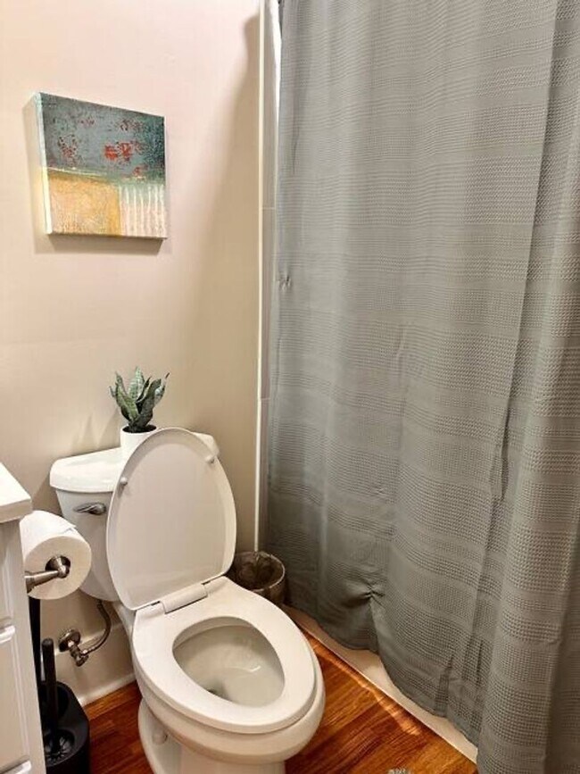 Building Photo - Spacious 5 Bedroom Available