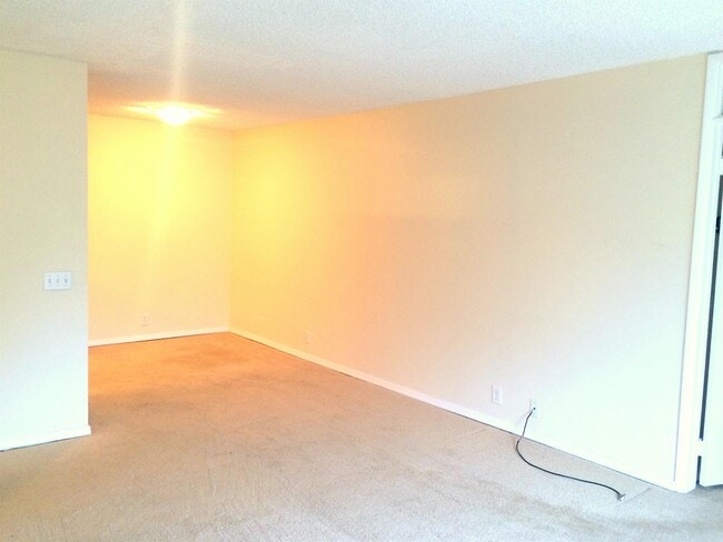 Building Photo - 2510 Torrey Pines Rd