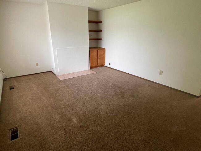 Building Photo - 2 Bedroom, 1 Bathroom Duplex in Blaine