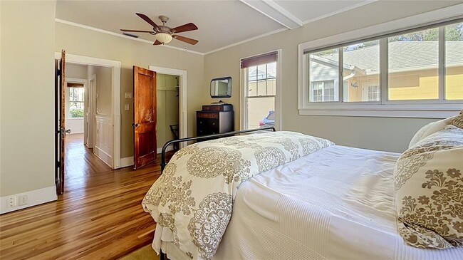 Building Photo - 1620 Park Lake St