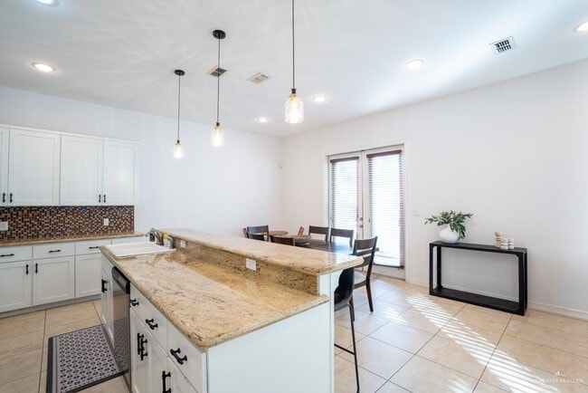 Building Photo - 21 S 5th St