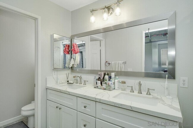 Building Photo - 2811 W Canyon Ave.