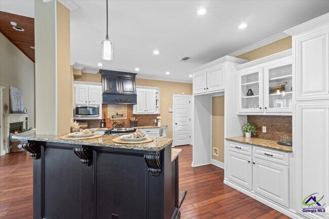 Building Photo - 300 Cheshire Dr