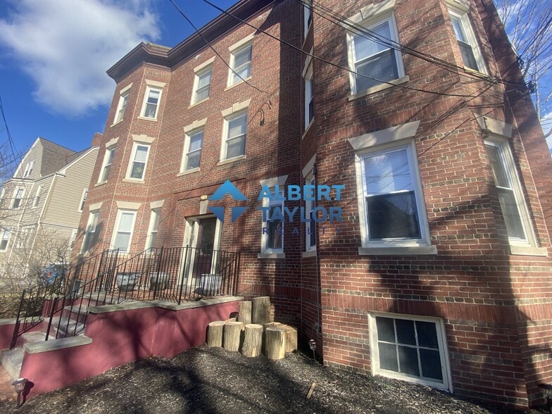 Building Photo - 10 Fairfield St
