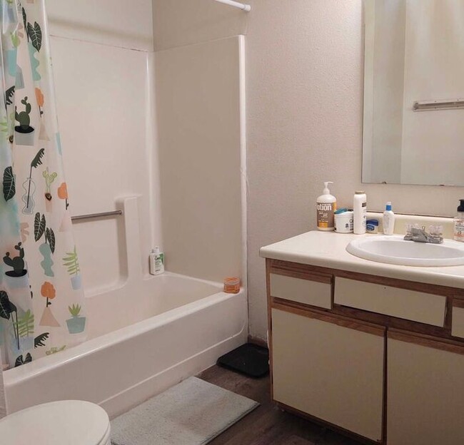 Building Photo - $1,100 | 2 Bedroom, 1 Bathroom Apartment |...