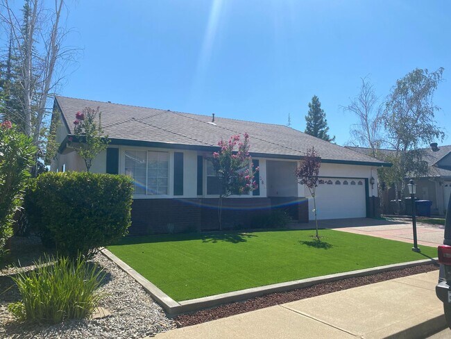 Building Photo - Beautiful Lakefront Home in the Vineyard! ...