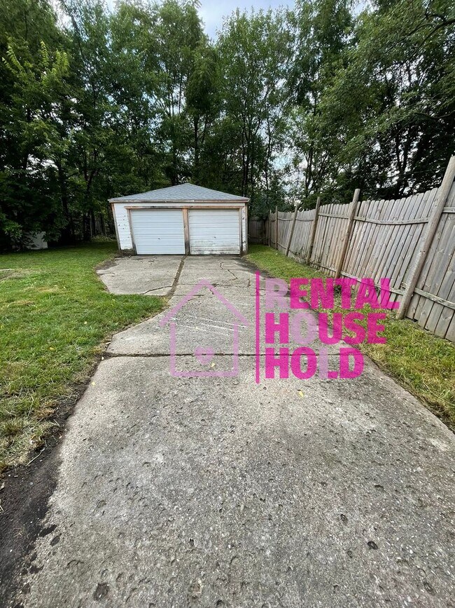 Building Photo - ~ 3 BEDROOM 1.5 BATH~ FREE PRE-SCREEN