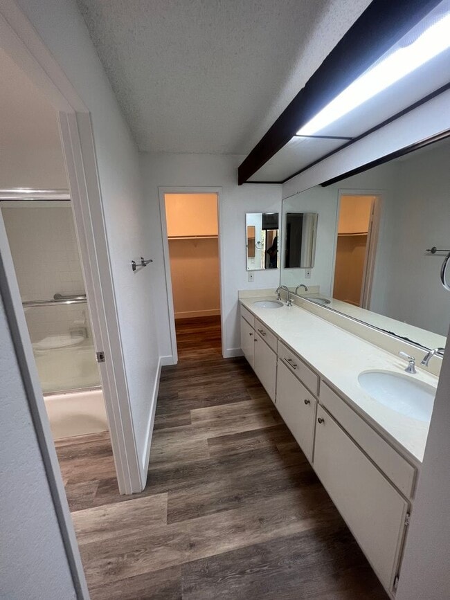 Building Photo - 4831 Lago Dr