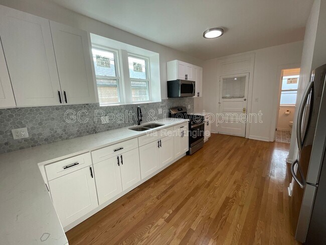 Building Photo - 7512 N Claremont Ave