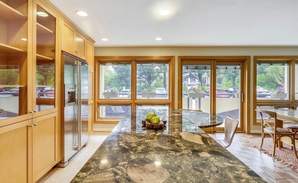 Building Photo - 4720 Chevy Chase Dr