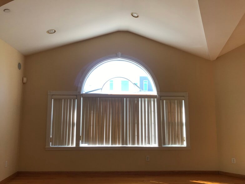 arched ceilings - 1304 Mackay Ln