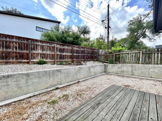 Building Photo - 1403 Cometa St