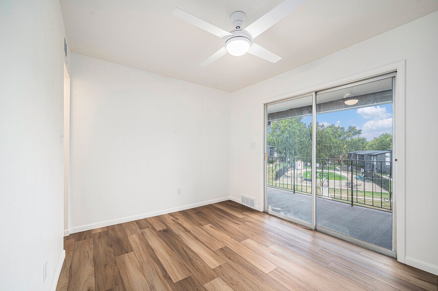 Building Photo - Royal Court Apartments