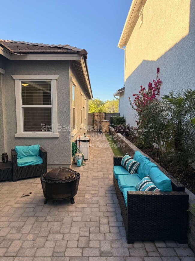 Building Photo - 21045 W Sunrise Ln