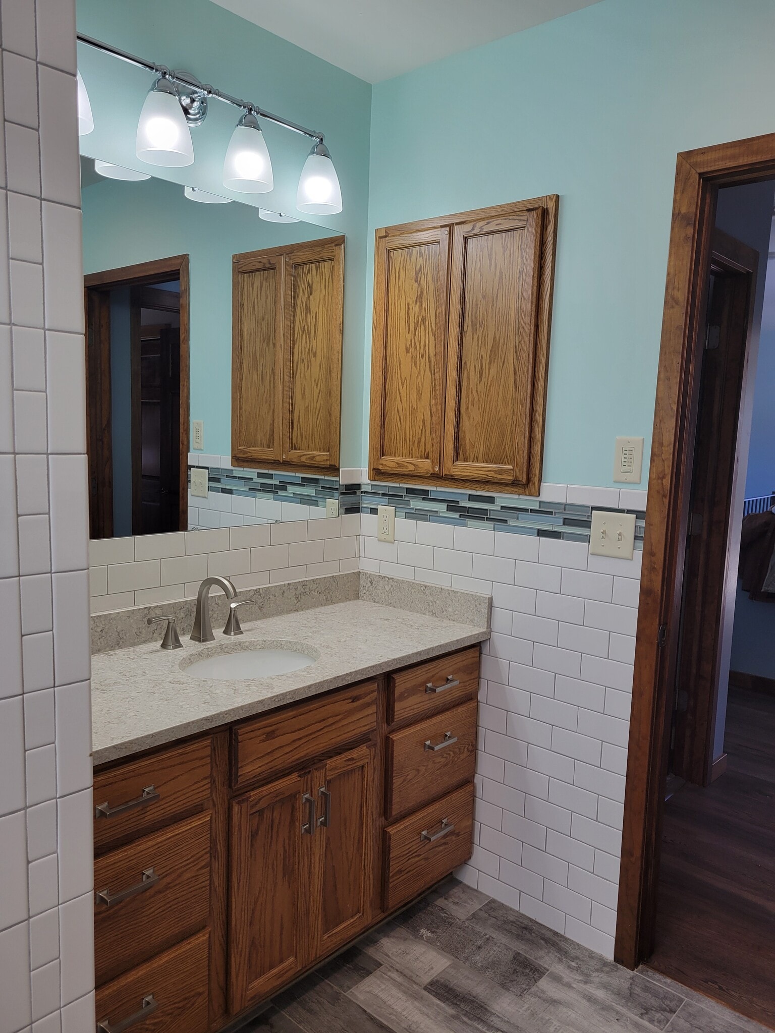 2nd Floor Bathroom - 4605 Oneida St