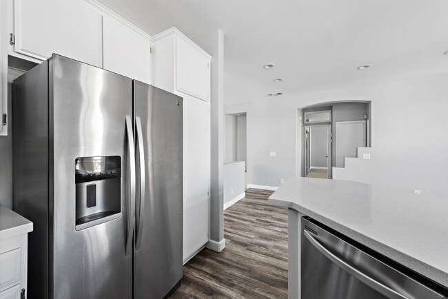 Building Photo - Remodeled Upper End Unit Available Now!