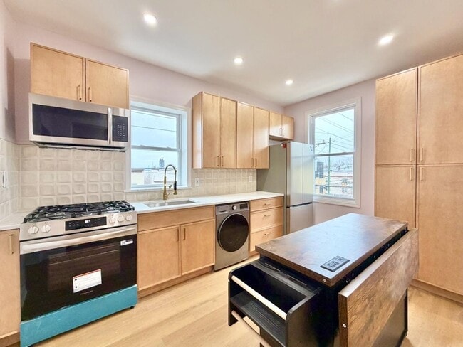 Building Photo - 130 Beach St