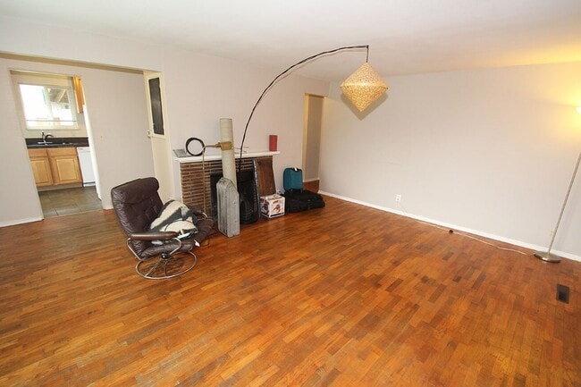 Building Photo - CHARMING 2 BED WEDGWOOD HOME W WOOD FLOORS, LARGE SHED, & LARGE LOT!