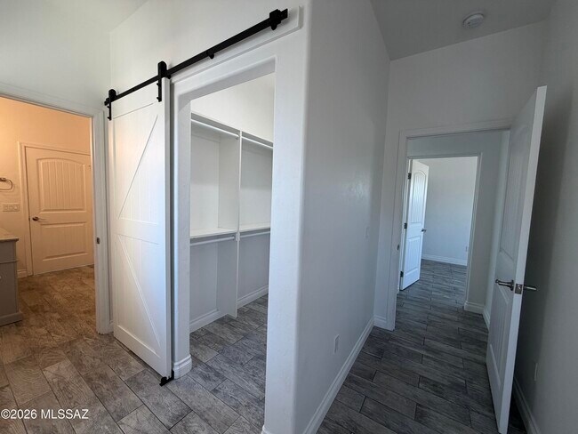 Building Photo - 3329 E Glenn St