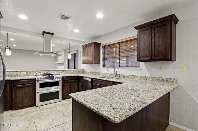 Building Photo - 832 Tepic Dr
