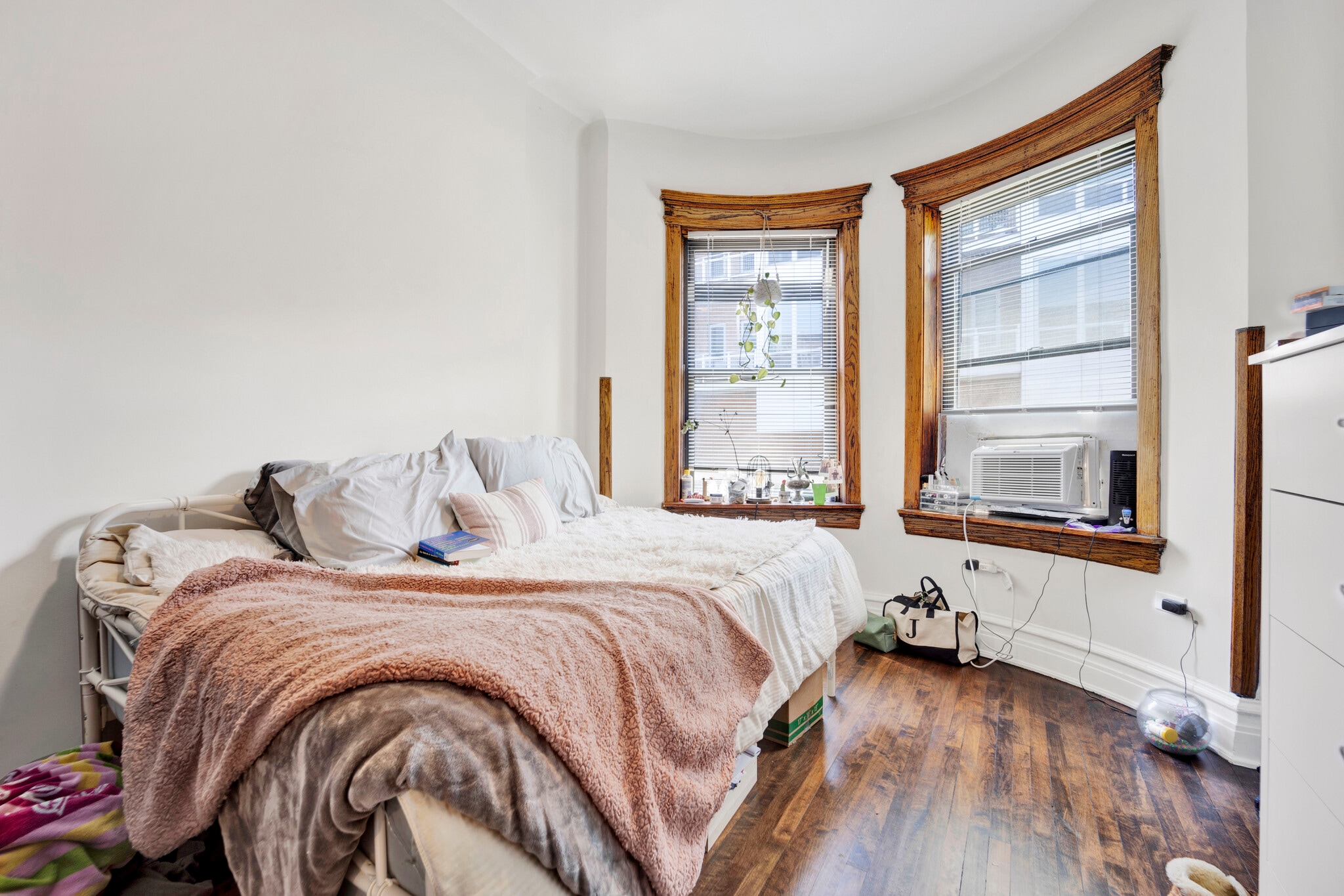 Building Photo - 1016 W Dakin St