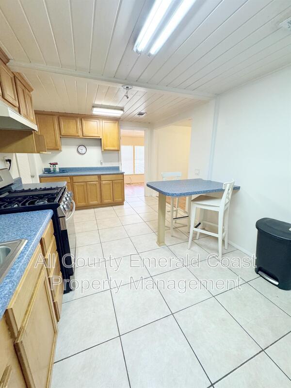 Building Photo - 733 Beach Dr