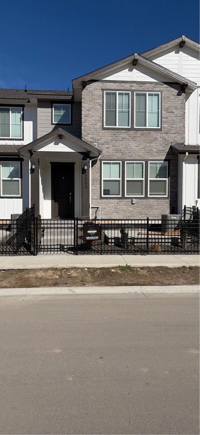 Building Photo - 4248 W Perspective St