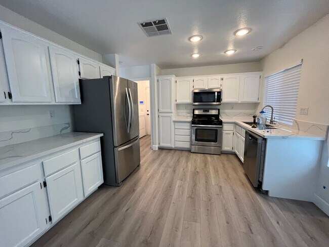 Building Photo - 3 bedroom and 2.5 bath in prime Henderson !! 89074 - Nearby School!