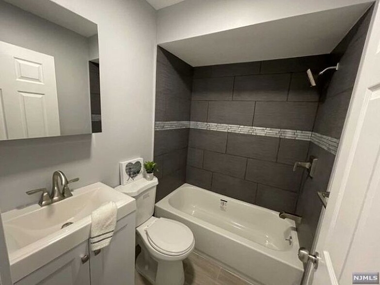 2R Bathroom-1 - 17 Northfield Ave