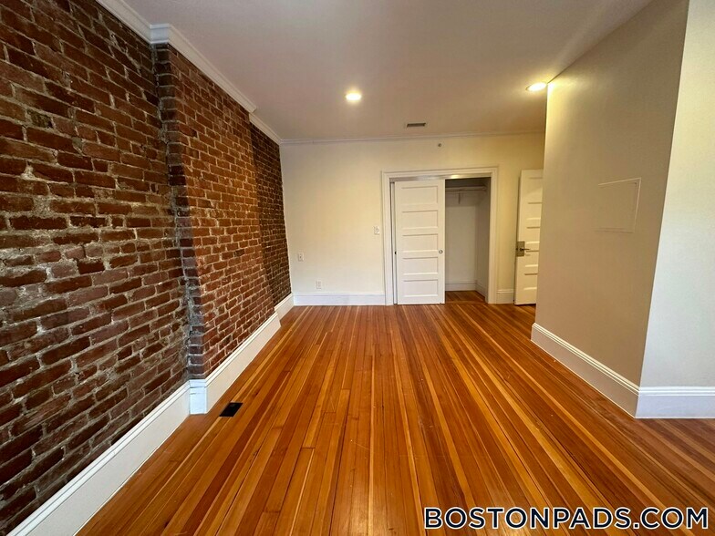 Building Photo - 1616 Beacon St
