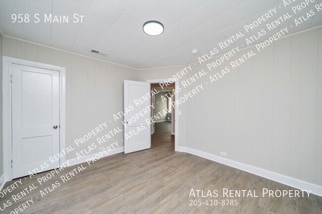 Building Photo - 958 S Main St