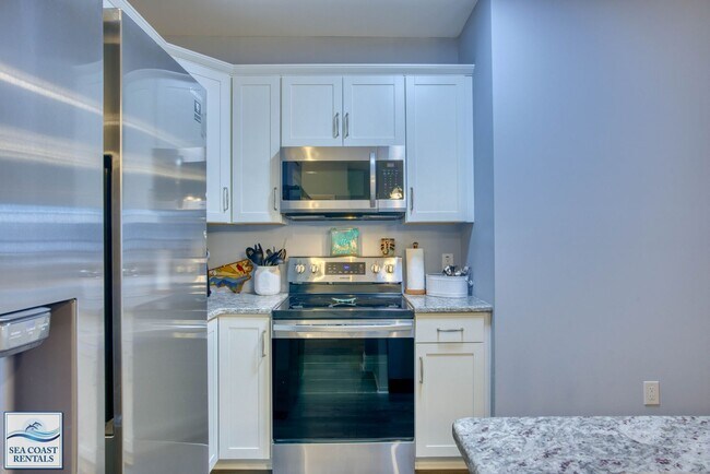 Building Photo - PET FRIENDLY FURNISHED LONG OR SHORT TERM/...
