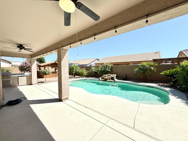 Building Photo - 17455 W Meadow Ln