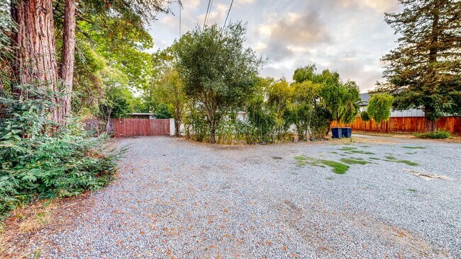 Building Photo - Bright & Clean Single Level FIVE bedroom i...