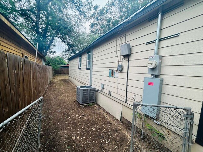 Building Photo - 136 Persyn St