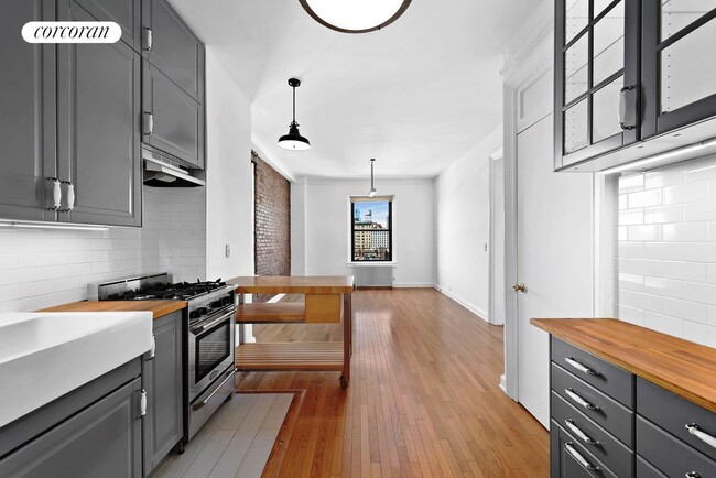 Building Photo - 510 W 110th St