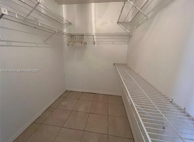 Building Photo - 642 Emerald Way E