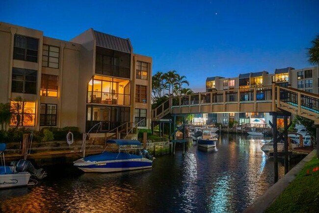 Building Photo - 6 Royal Palm Way