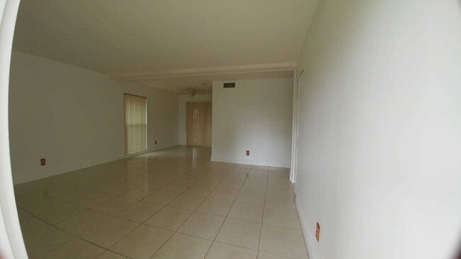 Building Photo - Great Renovated 3/1 |  Quiet family neighb...
