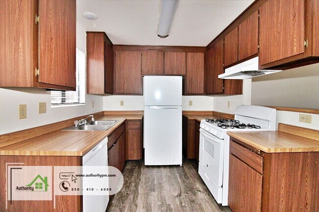 Building Photo - 2750 Shasta View Dr