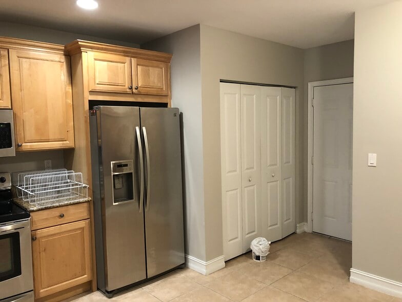 kitchen to garage - 4412 Hidden Harbour Ter