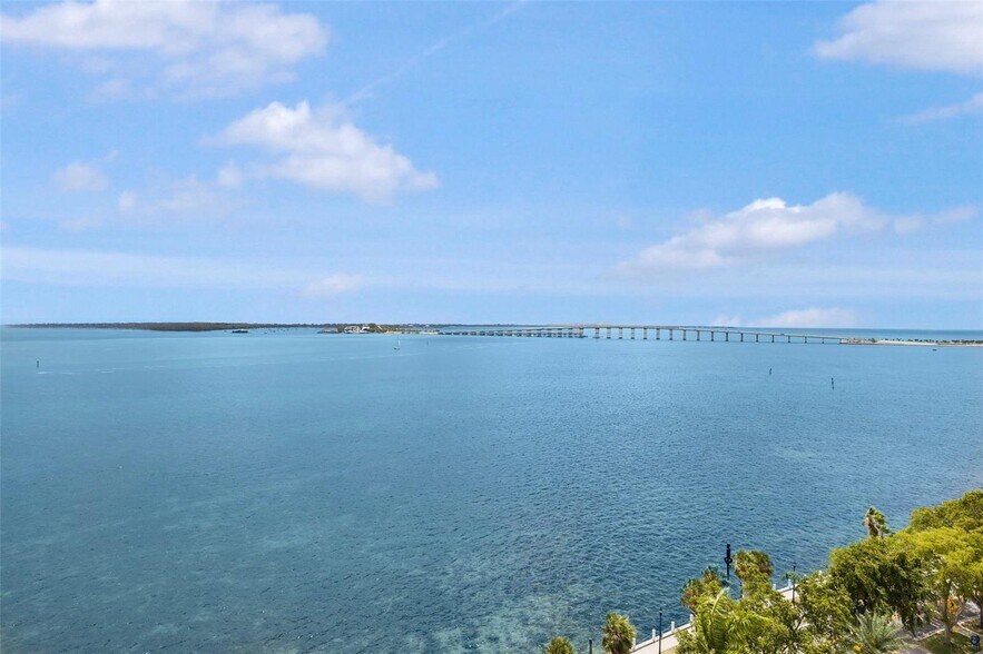 Building Photo - 1420 Brickell Bay Dr