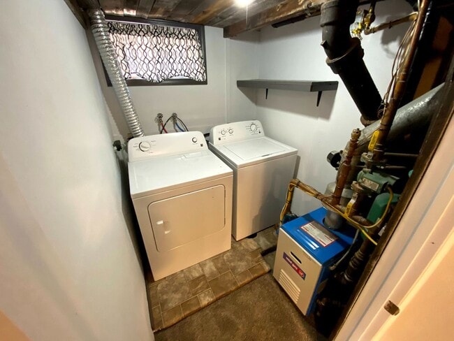 Building Photo - 4 Bedroom 1.5 Bath House with Washer and D...