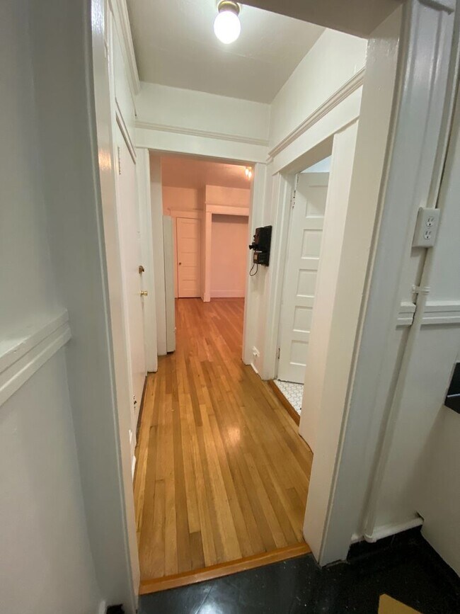 Building Photo - Tons of natural light with a touch of vintage charm in this TOP FLOOR Studio!
