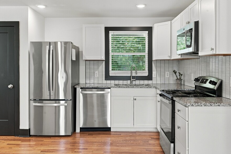 Building Photo - 625 Maclaurin Ct