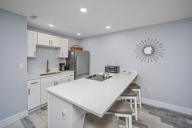 Building Photo - AVAILABLE MARCH 15TH 2026 -Downtown Flagler Beach Furnished 3 bedroom 1 bath!