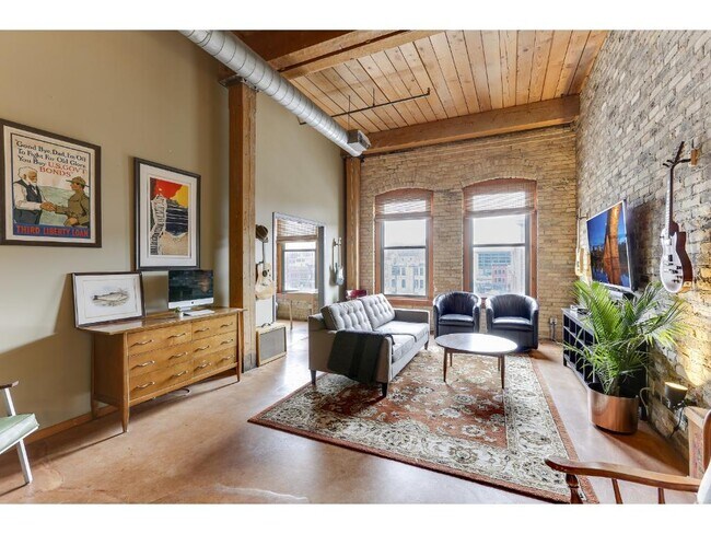 Building Photo - 210 N 2nd St